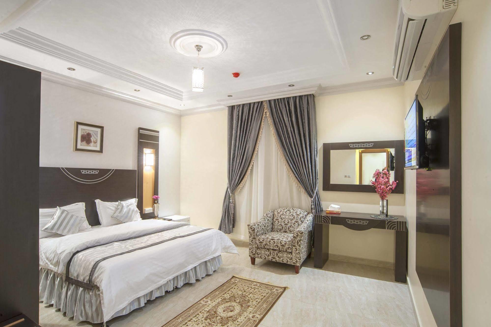 Al Ezzah Palace Hotel Suites เจดดาห์ ภายนอก รูปภาพ